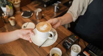 Cameriere infastidito da un gesto che fanno tutti dopo il caffè: “Non capirò mai…”, meglio evitare