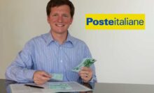 uomo sorridente conta euro, scritta poste italiane